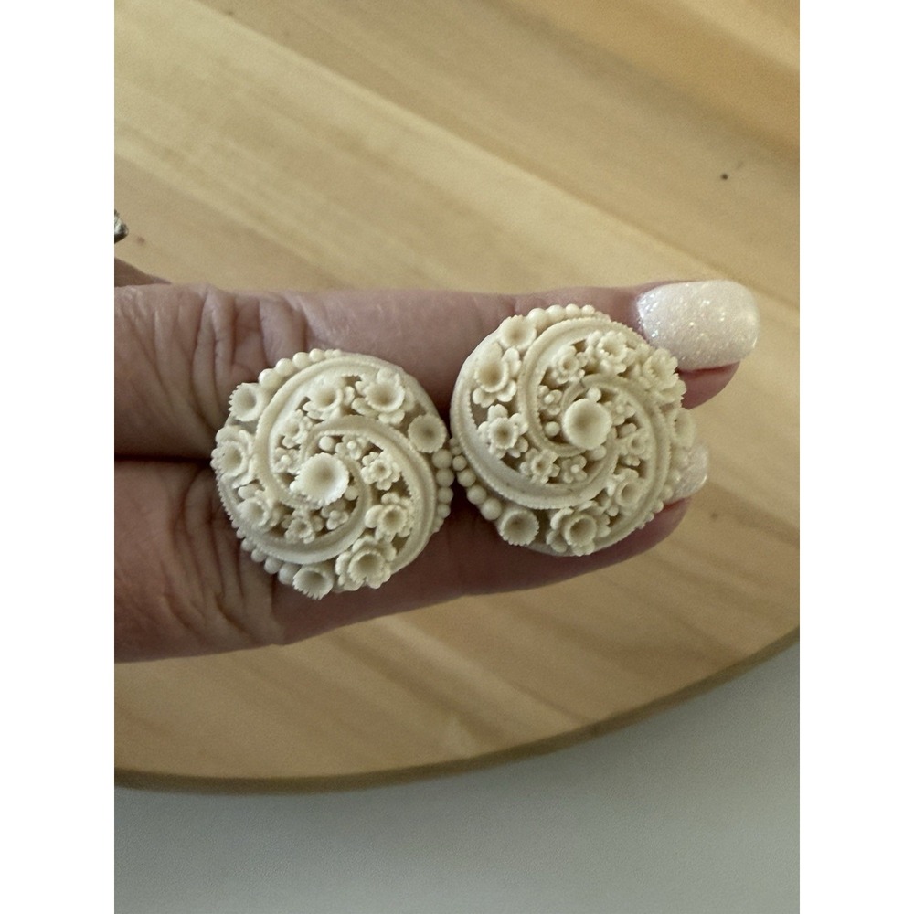 Vintage Cream Flower Twist Clip On‎ Earrings Pair Swirl Design Fast Shipping